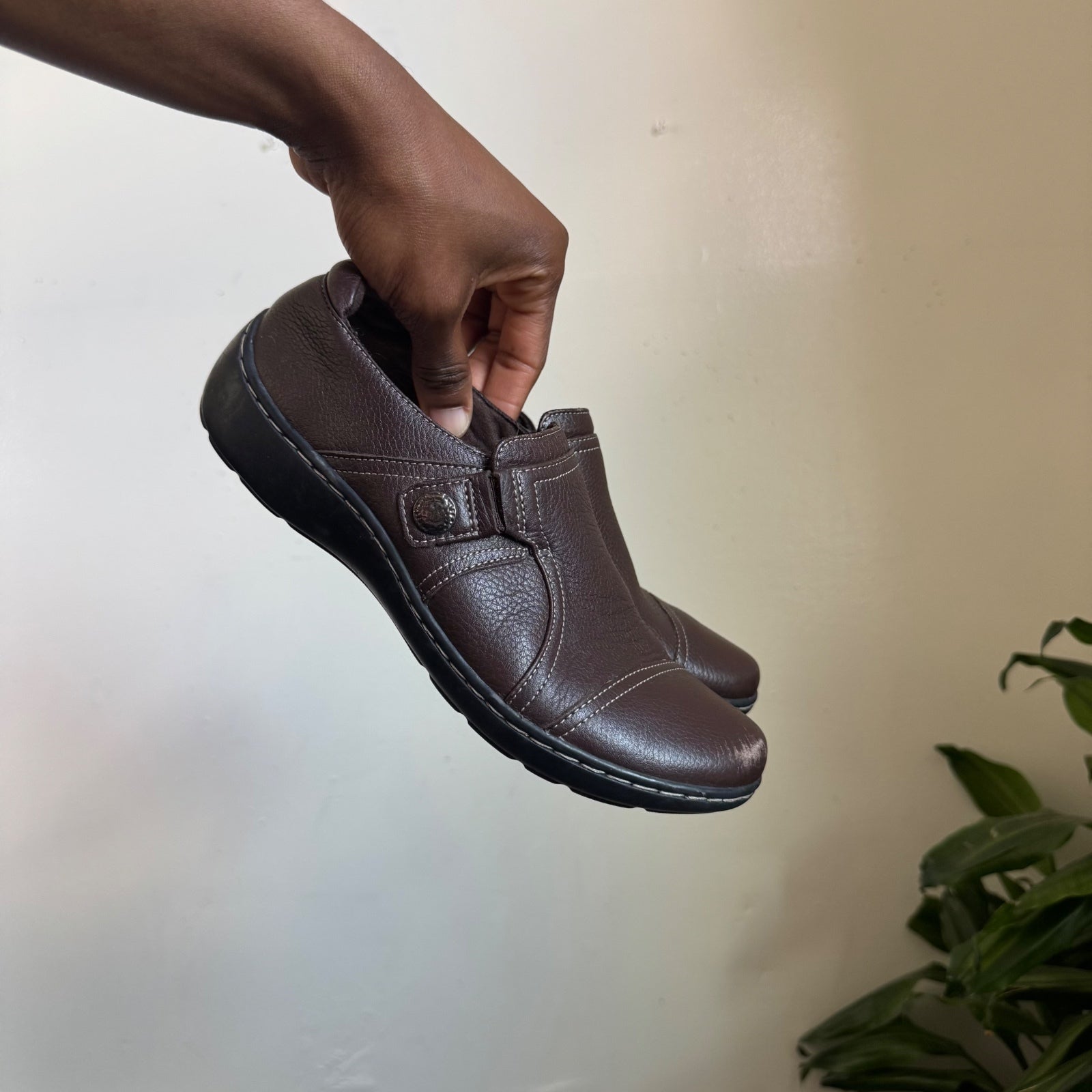 Clarks brown pebbled leather comfort loafers side elastic gore button tab US 6.5