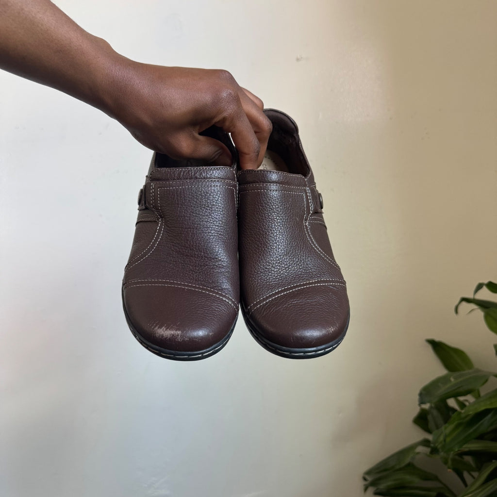 Clarks brown pebbled leather comfort loafers side elastic gore button tab US 6.5